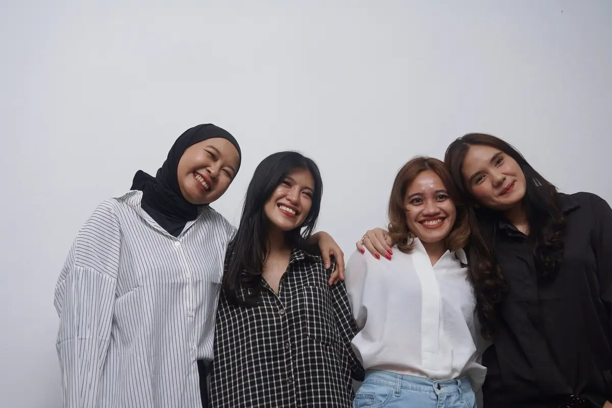 wanita januari bersama sahabat baik