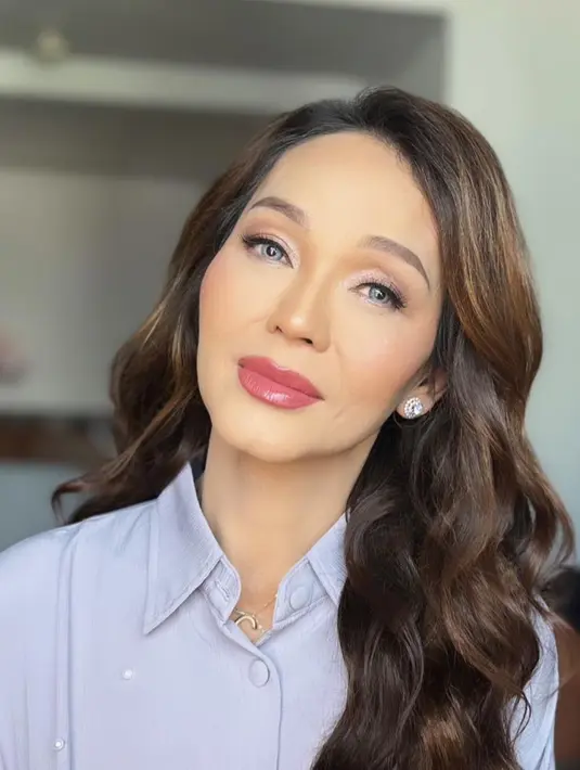 Kali ini, Bunda Corla tampil cantik dalam riasan wajah yang soft. Dengan warna lipstik nude dan penggunaan softlens berwarna abu-abu, Bunda Corla tampak berbeda dan anggun. Foto: Instagram.