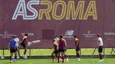 Para pemain Roma berlatih di pusat latihan Trigoria, Roma, Kamis, 25 Mei 2023. (AP Photo/Andrew Medichini)