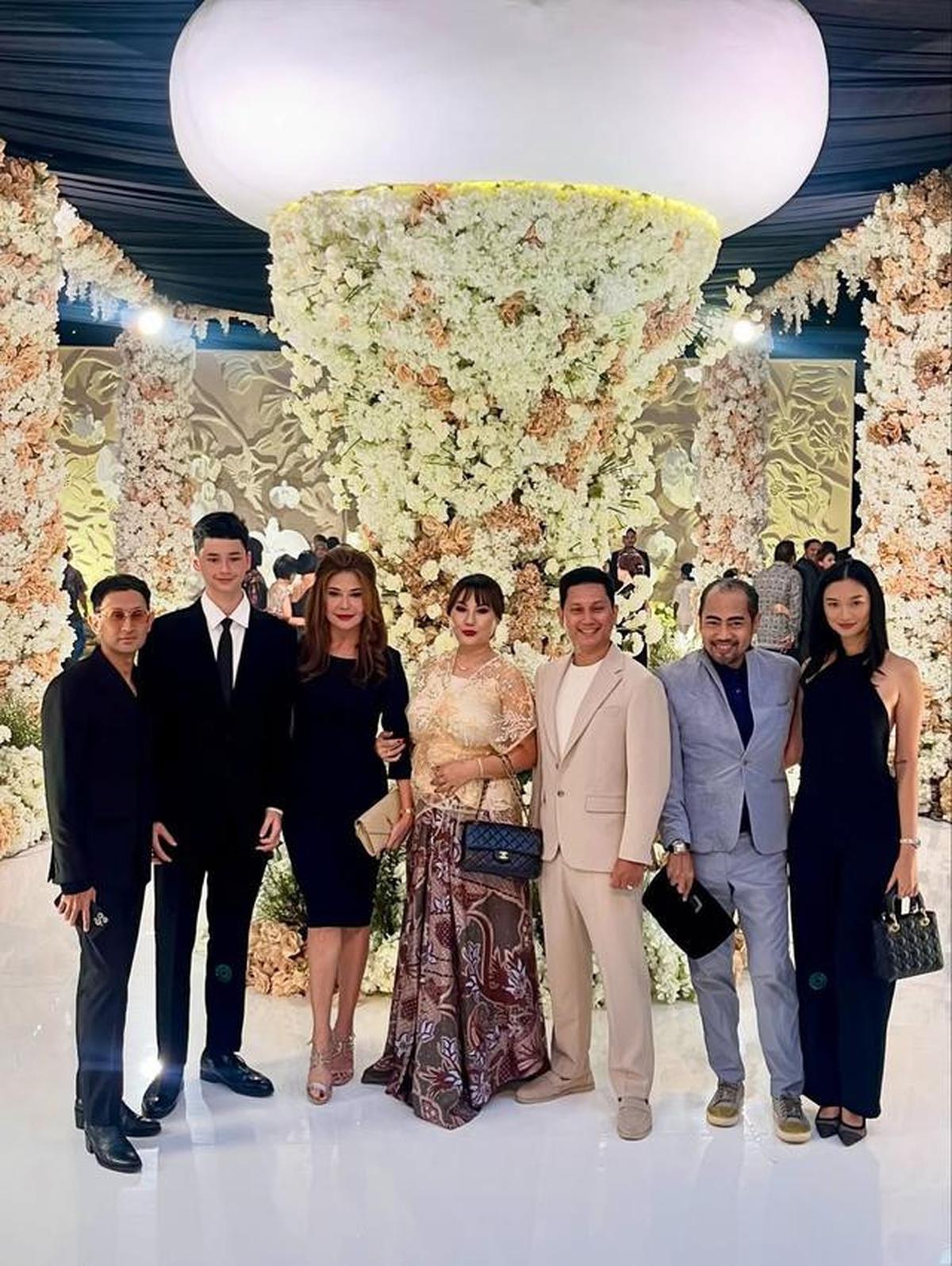 Tamara Bleszynski Berbusana Hitam di Pernikahan Anaknya, Teuku Rassya Jelaskan Duduk Perkara Baju
