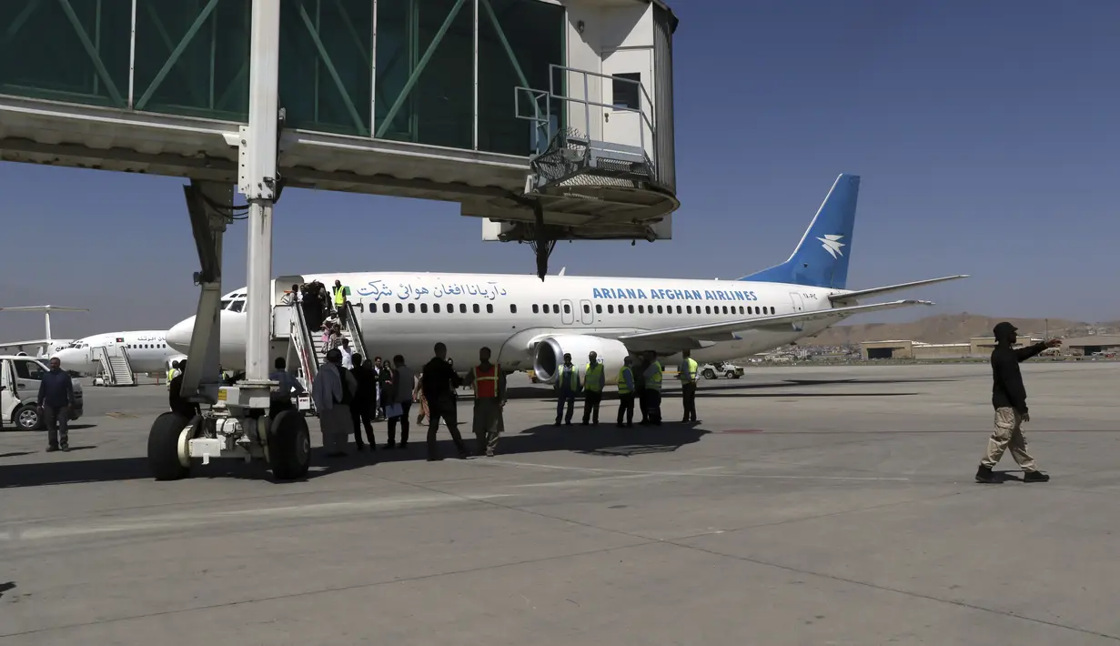 Penumpang turun ketika mereka tiba dari Kandahar, di Bandara Internasional Hamid Karzai di Kabul, Afghanistan (5/9/2021). Duta Besar Qatar untuk Afghanistan menyatakan bahwa landasan pacu bandara Kabul sudah dibenahi sehingga dapat kembali dipakai untuk penerbangan domestik dan bantuan. (AP/Wali Sab
