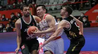 Pemain Timnas Basket Indonesia, Abraham Damar Grahita (tengah) berusaha melewati penjagaan pemain Timnas Basket Yordania saat matchday kedua Grup A FIBA Asia Cup 2022 antara Timnas Basket Indonesia melawan Timnas Basket Yordania di Istora Senayan, Jakarta, Kamis (14/07/2022). (Bola.com/Bagaskara Lazuardi)