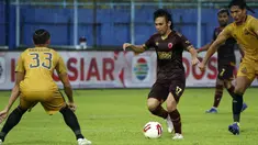 Tipikal permainan Rasyid Bakri (tengah) tidak hanya memiliki akurasi umpan serta daya jelajah tinggi, tetapi juga punya potensi mencetak gol buat timnya. (Bola.com/Ikhwan Yanuar)