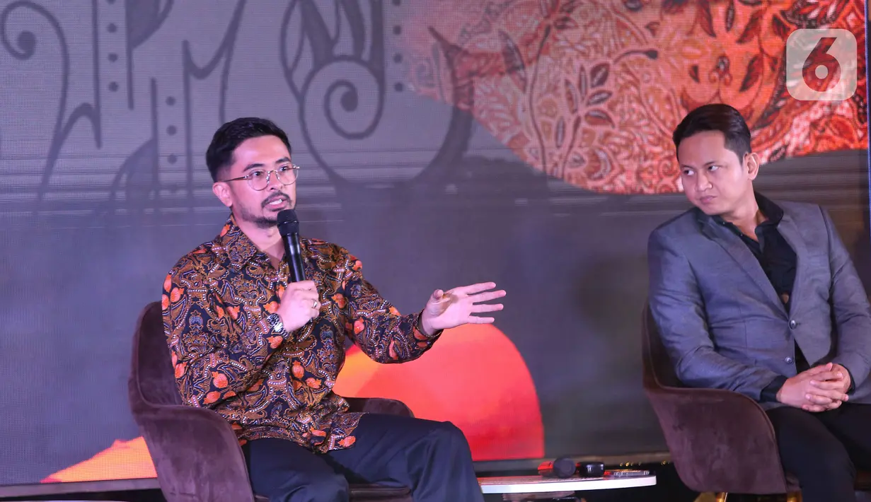 Content Creator Den Dimas dan Bupati Trenggalek Mochamad Nur Arifin saat diskusi dalam acara Cita dan Cipta Liputan6.com x Fimela di Shangri-La Hotel, Jakarta,  Rabu (31/7/2024). (Liputan6.com/Angga Yuniar)