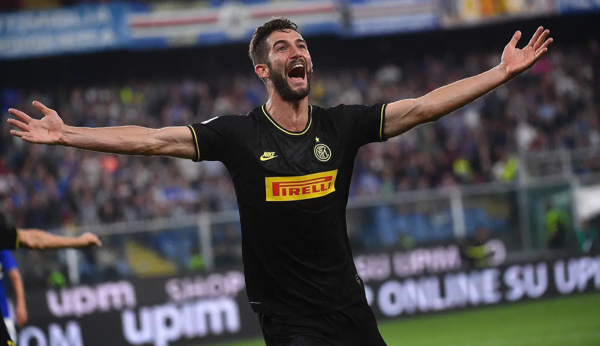 Gelandang Inter Milan, Roberto Gagliardini berselebrasi usai mencetak gol ke gawang Sampdoria pada lanjutan pertandingan Liga Serie A Italia di stadion Luigi Ferraris di Genoa (28/9/2019). Inter menang atas Sampdoria dengan skor 1-3. (Luca Zennaro/ANSA Via AP)