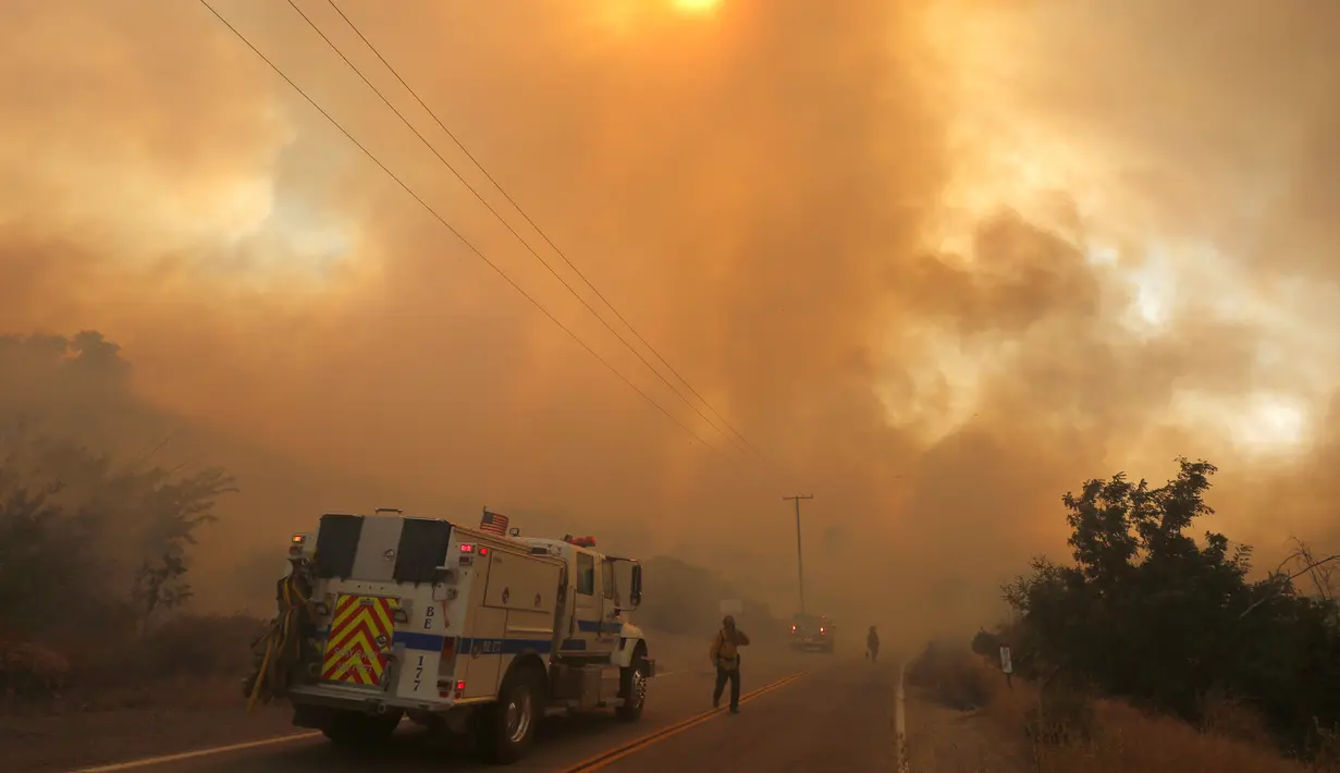 Kebakaran hutan yang disebut Kebakaran Sand, terjadi sejak Jumat (22/07) siang di area Sand Canyon dekat Santa Clarita dan angin menggerakkan api menuju Hutan Nasional Angeles, AS (24/7). (REUTERS / Jonathan Alcorn)