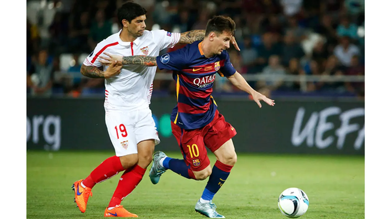 Pemain Sevilla, Ever Banega menahan laju pemain Barcelona, Lionel Messi pada laga UEFA Super Cup di Tbilisi, Georgia, Selasa (11/8/2015). Bercelona menang 5-4 atas Sevilla. (Reuters/Grigory Dukor)