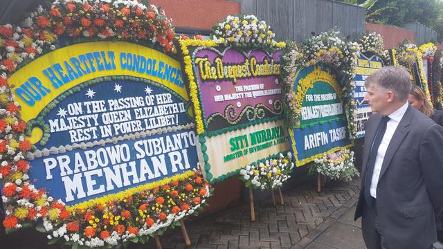 Dubes Inggris Owen Jenkins melihat karangan bunga untuk Ratu Elizabeth II dari warga Indonesia, Senin (12/9/2022).
