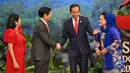 Presiden Indonesia Joko Widodo atau Jokowi (kedua kanan) dan Ibu Negara Iriana (kanan) menyambut Presiden Filipina Ferdinand Marcos Jr (kedua kiri) dan istrinya Liza Araneta (kiri) setibanya mereka pada acara KTT ke-43 ASEAN di Jakarta, Indonesia, Selasa (5/9/2023). (Adek Berry/Pool Photo via AP)
