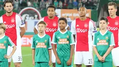 DARAH INDONESIA - Dua pemain bertahan Ajax, Jairo Reidelwald (dua dari kiri) dan Kenny Tete, merupakan pemain keturunan Indonesia yang tampil di laga lawan Rapid Vienna. (Bola.com/Reza Khomaini)
