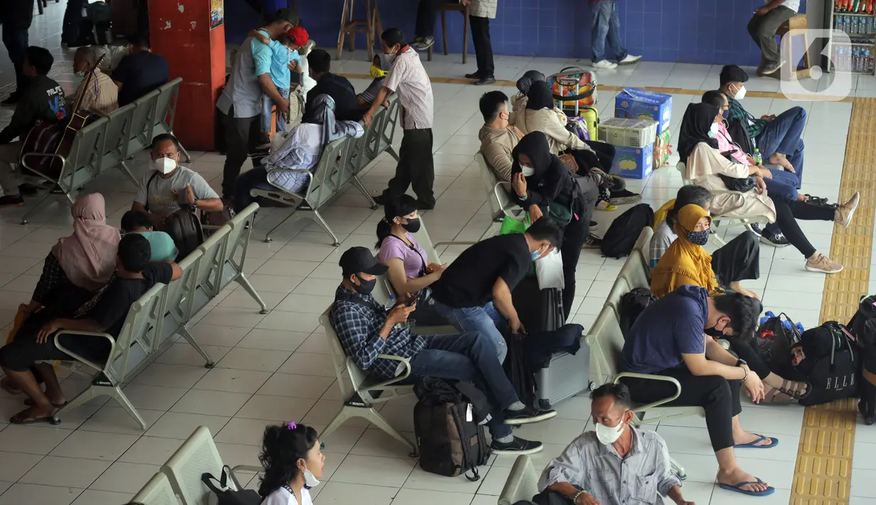 Sejumlah calon pemudik menanti kedatangan bus di Terminal Kampung Rambutan, Jakarta, Rabu (19/5/2021). Pemerintah Provinsi DKI Jakarta kembali mengoperasikan Terminal Kampung Rambutan pasca berakhirnya peraturan larangan mudik Lebaran 2021. (Liputan6.com/Johan Tallo)