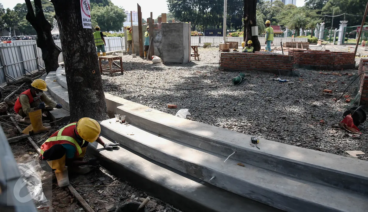 Pekerja menyelesaikan proyek Taman Aspirasi Monas di seberang Istana Presiden, Jakarta, Kamis (2/6).  Taman seluas 1000 meter persegi ini dilengkapi bangku, lampu penerangan, dan kutipan bijaksana dari pahlawan nasional. (Liputan6.com/Faizal Fanani)