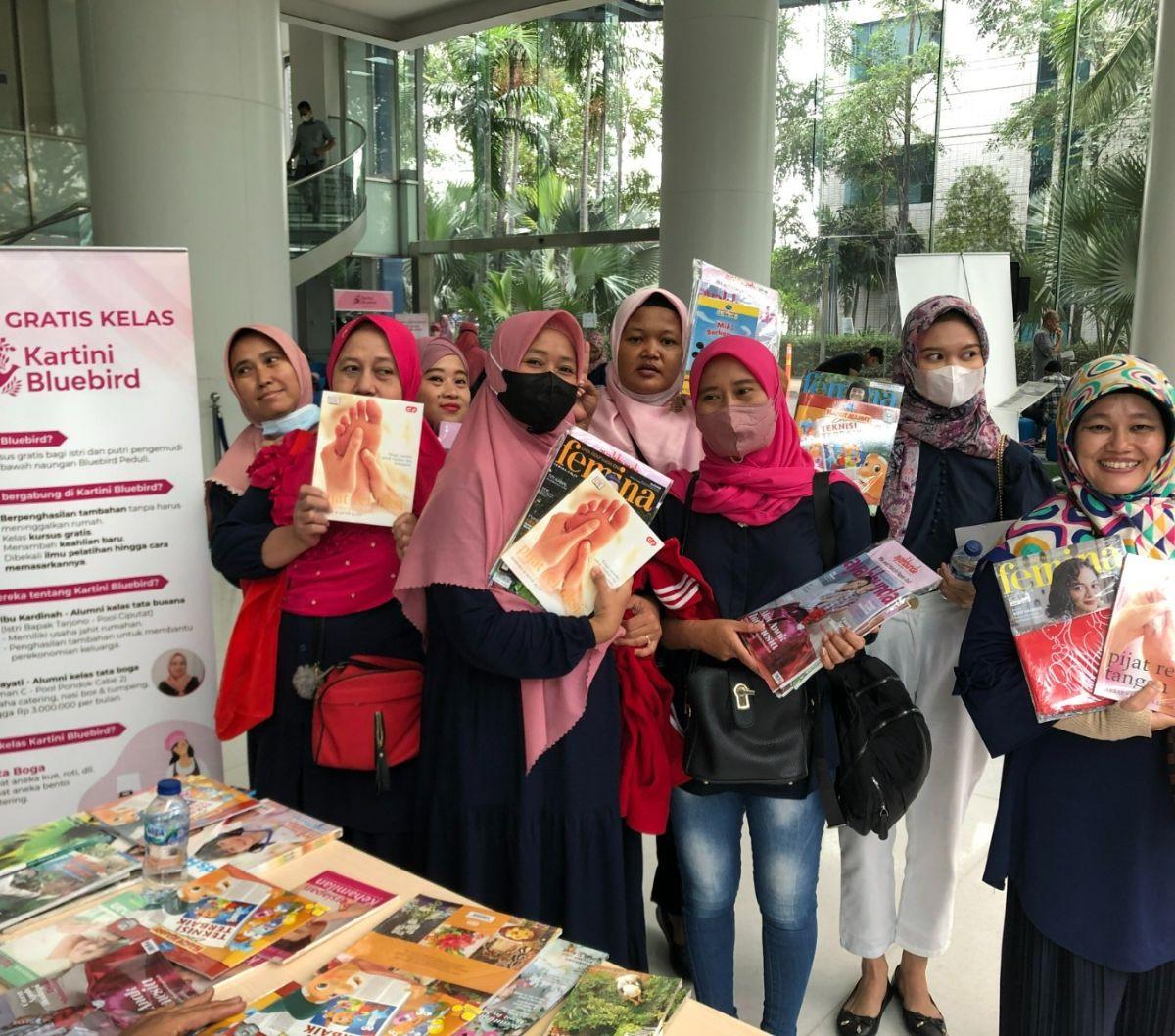"Alhamdulillah, hingga saat ini, saya dapat memperoleh omzet sekitar Rp1 juta - Rp2,5 juta per bulan. Senang rasanya dapat membantu suami yang juga bekerja sebagai pengemudi," kata dia.