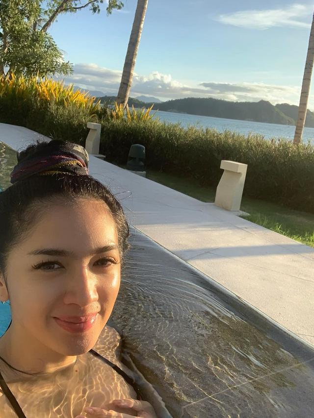 7 Potret Angel Karamoy Liburan ke Labuan Bajo, Berani Berenang di Dalam Gua