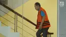 Mantan pengacara Setya Novanto, Fredrich Yunadi naik tangga gedung KPK untuk menjalani pemeriksaan, Jakarta, Rabu (17/1). Bersama Bimanesh Sutarjo, Fredrich Yunadi merupakan tersangka dugaan merintangi penyidikan e-KTP. (Liputan6.com/Helmi Fithriansyah)