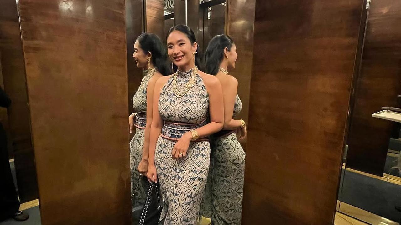 Potret Cantik Happy Salma dengan Gaun Batik Panjang, Wajahnya Awet Muda