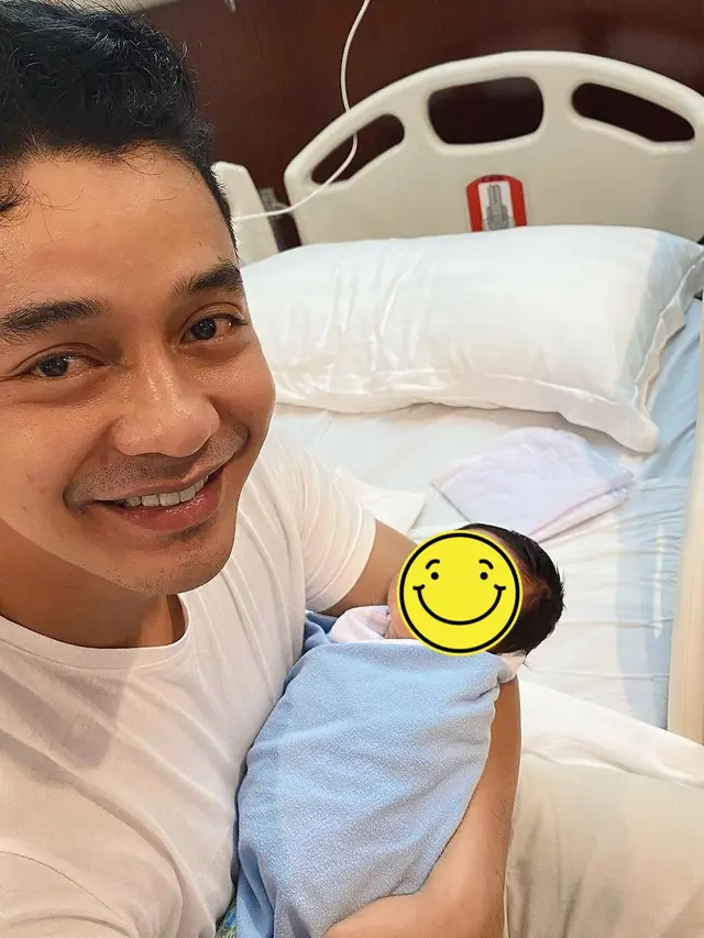 Momen Adly Fairuz Asuh Baby Ardashir. (Sumber:  Instagram/adlyfayruz)