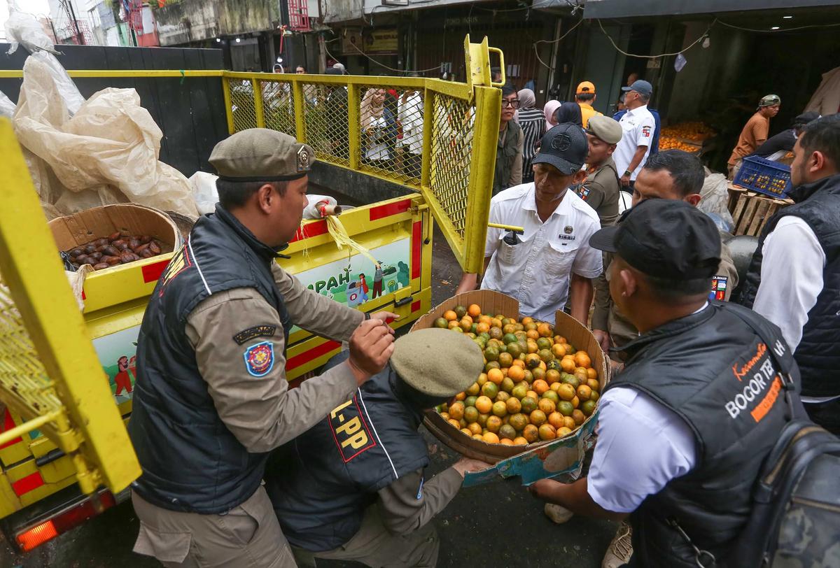 FOTO: Pasca Lebaran,  PKL Ditertibkan di Eks Pasar Bogor
