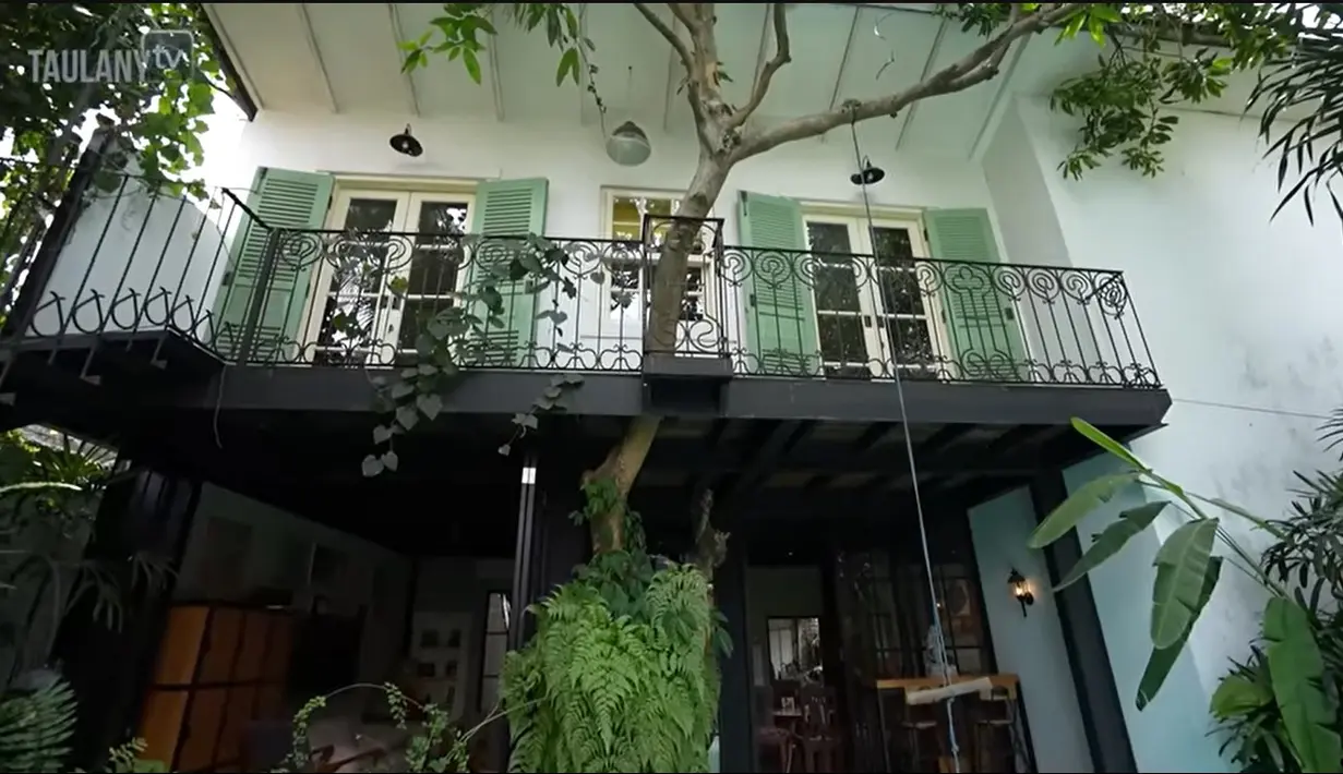 Pohon tinggi yang sengaja tidak di tebang hingga menembus dinding lantai dua. Selain itu, juga ada pohon kelapa. [YouTube/TAULANY TV]