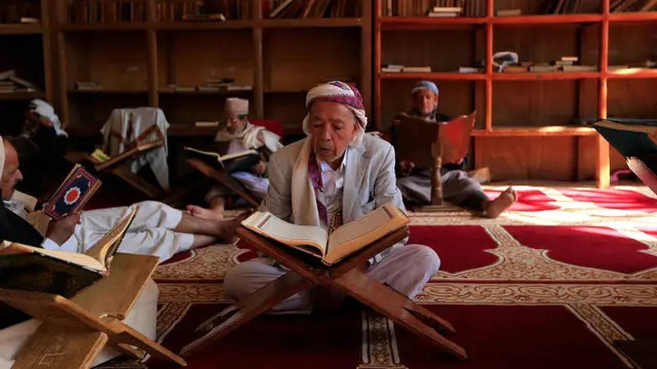 Unik, Tadarus dengan Al-Quran Berukuran Besar di Yaman