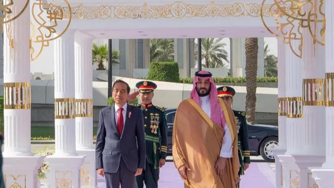 Kemudian, kedua pemimpin berjalan masuk menuju lobi Istana Al-Yamamah untuk memperkenalkan delegasi dari masing-masing negara.