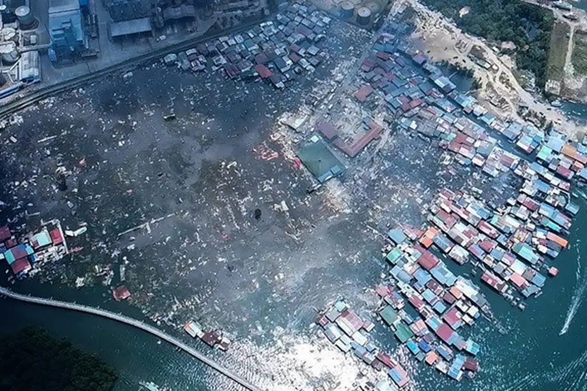 Tampak udara Kampung Bahagia, desa air di Sandakan, Sabah, Malaysia, setelah kebakaran pada Minggu (19/4/2026).