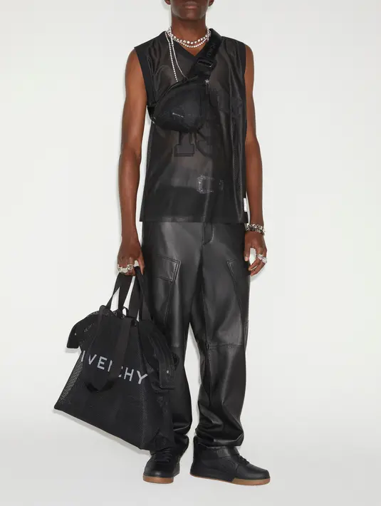 Untuk koleksi khusus pria, Matthew mengeksplorasi sisi kontras dari budaya dan modernitas dengan gaya bebas. Inspirasinya datang dari seragam, entah itu yang di kantor atau jalanan, keduanya dibaurkan menjadi satu. [Foto: Document/Givenchy]