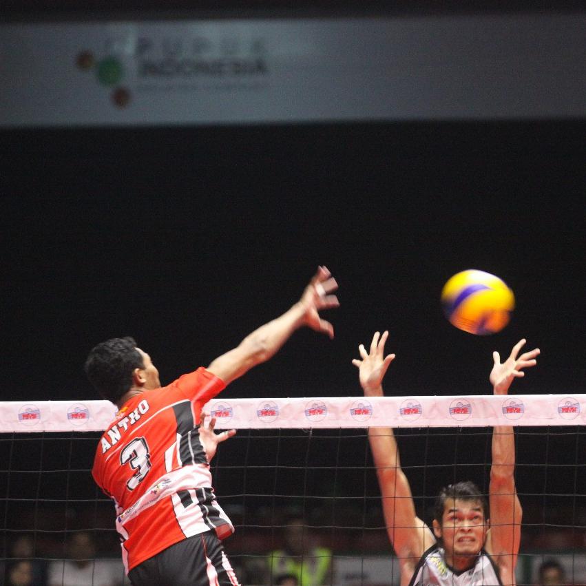 Pemain Palembang Bank Sumsel Babel mencoba memblok smes pemain Jakarta Pertamina Energi Antho Bertiyawan pada seri ketiga putaran pertama Proliga 2018 di GOR Tri Dharma Gresik, Jumat (2/2/2018). Jakarta Pertamina menang 3-0. (Humas PBVSI)