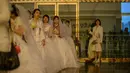 Calon pengantin mengantre untuk berfoto sebelum acara pernikahan massal yang diselenggarakan oleh Gereja Unifikasi di Gapyeong, Korea Selatan, Selasa (3/2/2015). Ratusan pasangan menikah di markas Gereja Unifikasi Korsel. (AFP PHOTO/Ed Jones)
