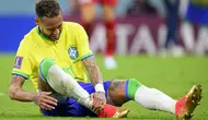 Penyerang Brasil, Neymar memegang pergelangan kakinya setelah cedera saat melawan Serbia pada  matchday 1 Grup G Piala Dunia 2022 di Stadion Lusail Iconic, Jumat (25/11/2022) dini hari WIB. Dilansir dari Mirror, bintang PSG itu dilanggar sebanyak sembilan kali sepanjang laga dan membuatnya tumbang. (Laurent Gillieron/Keystone via AP)