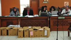 Penasehat Hukum Setya Novantao saat menjalani sidang praperadilan di PN Jakarta Selatan, Senin (25/9). KPK menghadirkan sekitar belasan dus berisi 200 bukti dokumen dugaan keterlibatan Setya Novanto dalam kasus korupsi e-KTP. (Liputan6.com/Helmi Afandi)