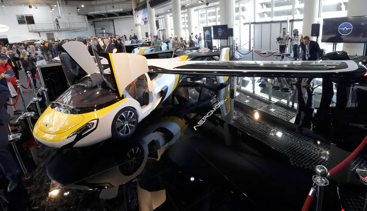 Mobil terbang AeroMobil saat dipamerkan di Monaco, Kamis (20/4). Mobil ini dibuat sesuai dengan kerangka peraturan yang ada, baik untuk mobil maupun pesawat terbang. (AP Photo / Claude Paris)