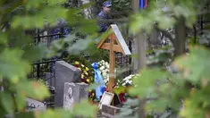 Bunga terlihat di makam bos Wagner Group Yevgeny Prigozhin di pemakaman Porokhovskoe di St. Petersburg, Rusia, Selasa (29/8/2023). (AP Photo/Dmitri Lovetsky)