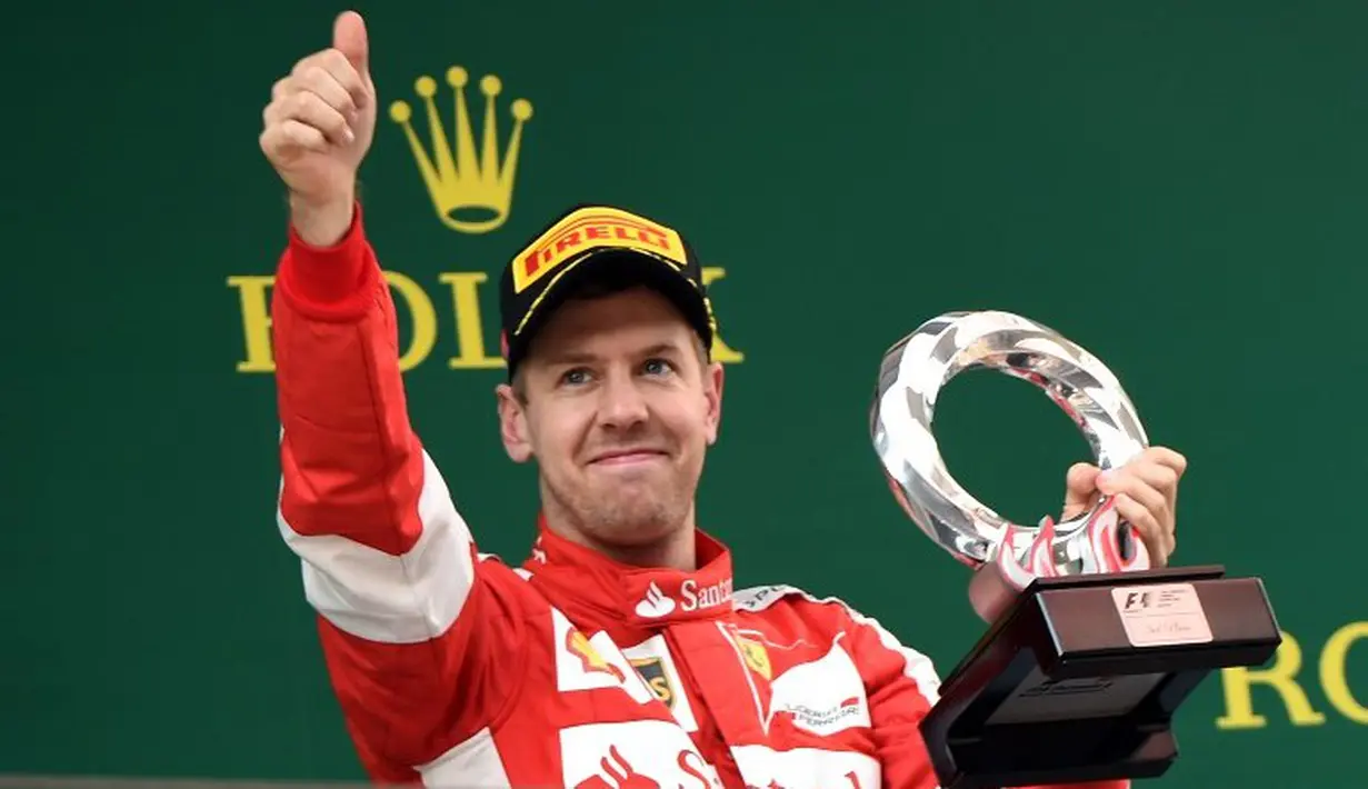 Pebalap tim Ferrari, Sebastian Vettel finis di posisi ketiga. Vettel tercecer hingga 2,9 detik dari Hamilton (AFP PHOTO/GOH CHAI HIN)