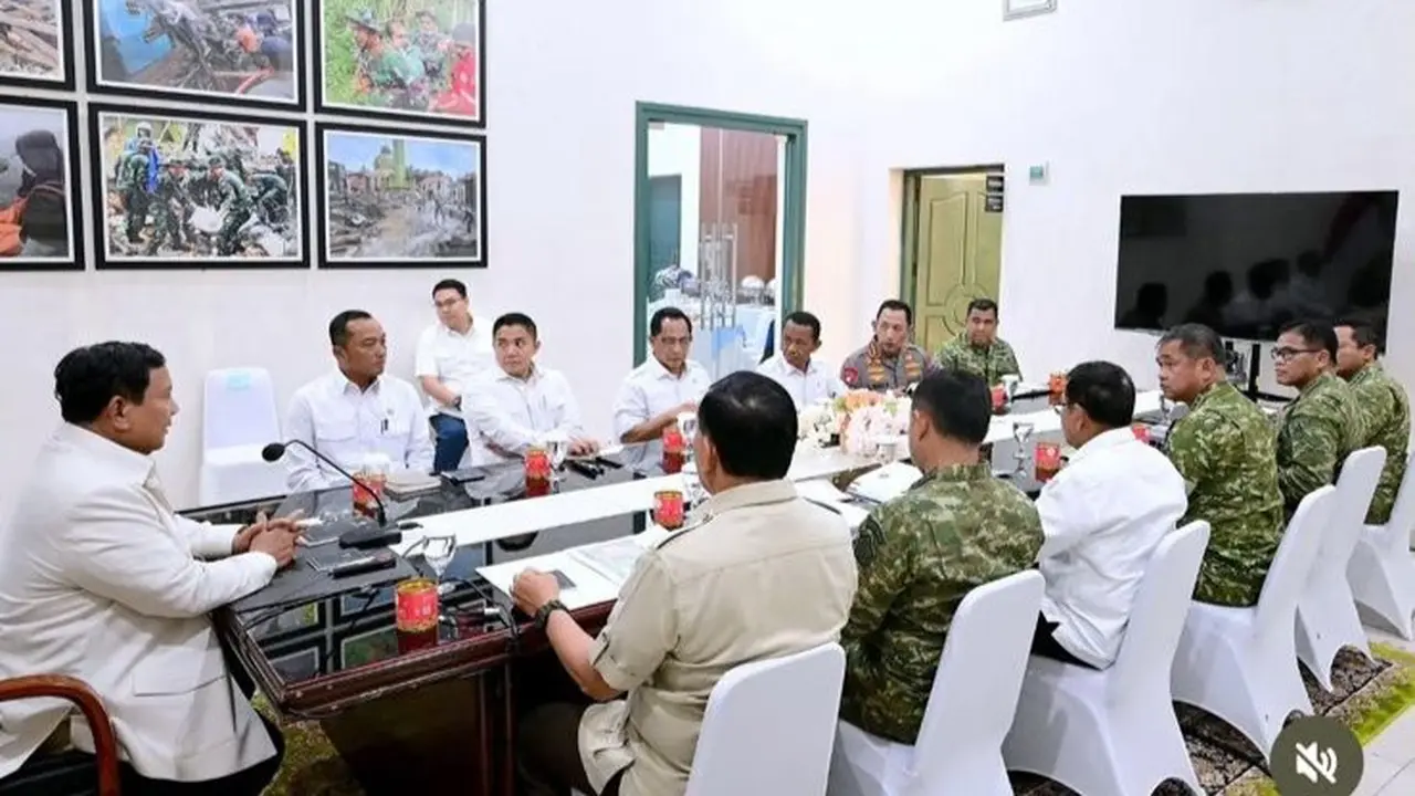 Presiden Prabowo Subianto menggelar rapat terbatas (ratas) bersama di Markas Komando Daerah Militer Sumatera Barat, Rabu malam.