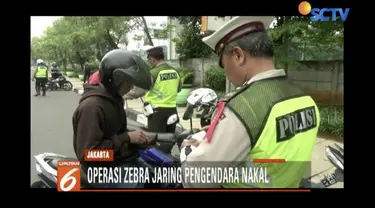 Pemeriksaan kelengkapan surat kendaraan dan kartu anggota juga dilakukan terhadap anggota TNI dan Polri yang melintas.