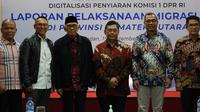 Direktur Jenderal Informasi dan Komunikasi Publik Kementerian Komunikasi dan Informatika, Usman kansong, (kedua kanan) berfoto bersama jajaran Komisi I DPR RI setelah rapat kerja bertajuk "Laporan Pelaksanaan Migrasi ASO di Provinsi Sumatera Utara"