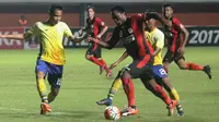 Persipura Jayapura secara mengejutkan kalah 1-2 dari Persegres Gresik United. (Bola.com/Romi Syahputra)