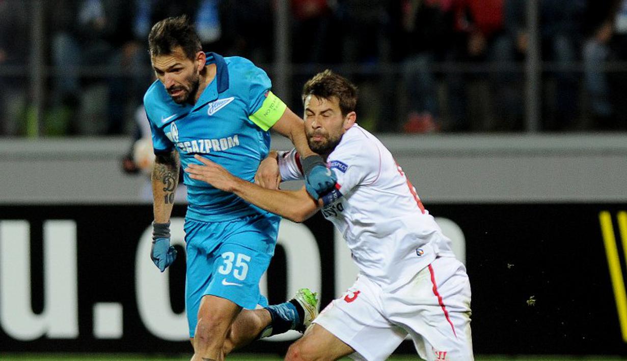 Pemain Sevilla dan Zenit berjibaku berebut bola dalam perempat final leg kedua European League, Jumat (24/4/2015). (AFP)
