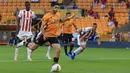 Striker Wolverhampton Wanderers, Raul Jimenez melepaskan tendangan dari titik penalti untuk mencetak gol ke gawang Olympiakos pada pada leg kedua babak 16 besar Liga Europa di Molineux Stadium, Kamis (6/8/2020). Wolverhampton menumbangkan Olympiakos dengan skor 1-0. (Lindsey Parnaby/AFP)