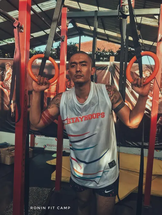 Rizky Firdaus Wijaksana mengatakan bahwa saat sang istri dipandang rendah lantaran memiliki tato. Bahkan diremehin saat orang tersebut belum mengenalnya. Kini, Uus merasakan sendiri. (Instagram/uusbiasaaja)