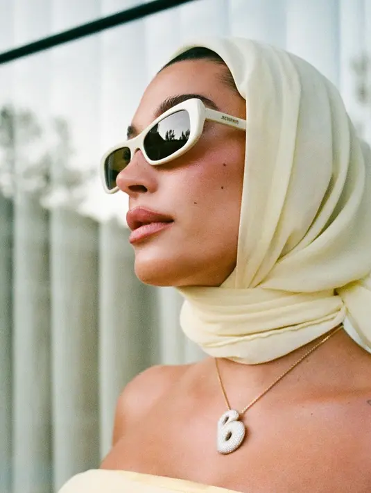 Bieber menyalurkan Grace Kelly dalam dirinya untuk merayakan kelahiran buah hatinya, membungkus kepalanya dengan syal kuning mentega dan kacamata hitam Jacquemus persegi panjang yang senada.  [@haileybieber].