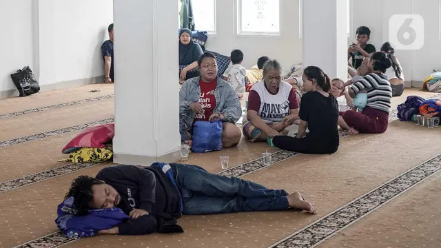 Di Jati Padang Pasar Minggu, Warga Terdampak Banjir Mengungsi di Masjid Al Mujahidin