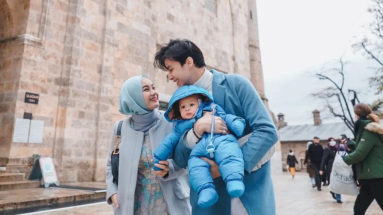 10 OOTD Kompak ala Keluarga Dinda Hauw dan Rey Mbayang, Family Goals Panutan