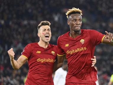 Penyerang AS Roma, Tammy Abraham (kanan) berselebrasi usai mencetak gol ke gawang Torino pada pertandingan lanjutan Liga Serie A Italia di stadion Olimpiade Roma, Senin (29/11/2021). Roma menang tipis atas Torino 1-0. (Alfredo Falcone/LaPresse via AP)