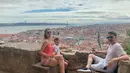 Momen liburan Matt Bellamy dan anaknya Bingham Hawn "Bing" Bellamy bersama tunangannya Elle Evans di Lisbon, Portugal.(Liputan6.com/IG/@mattbellamy)