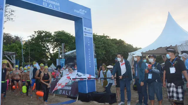 Kompetisi renang internasional di perairan terbuka Oceanman Bali 2021, di perairan Sanur, Bali.