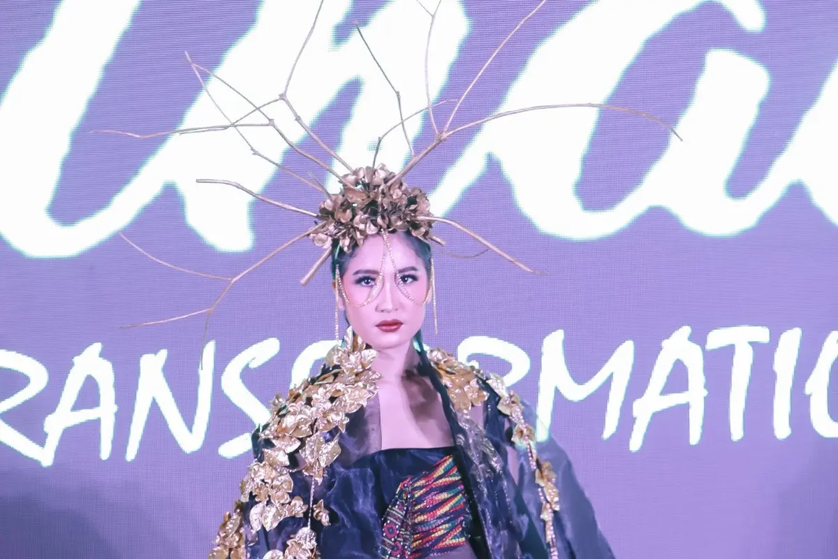 Koleksi "Transformation" membuat ulos Paduan Tradisi dan Modernitas