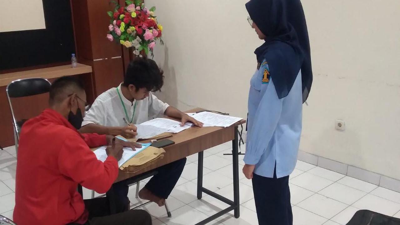 Pelajar AF saat ujian di Lapas Tuban. (Istimewa)