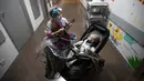 Seorang badut dari LSM Sunrise Media (Senyuman Medis) tampil untuk pasien berusia lima bulan Mario di sayap anak-anak Rumah Sakit Son Llatzer, Palma de Mallorca, Spanyol, 8 Maret 2021. (JAIME REINA/AFP)